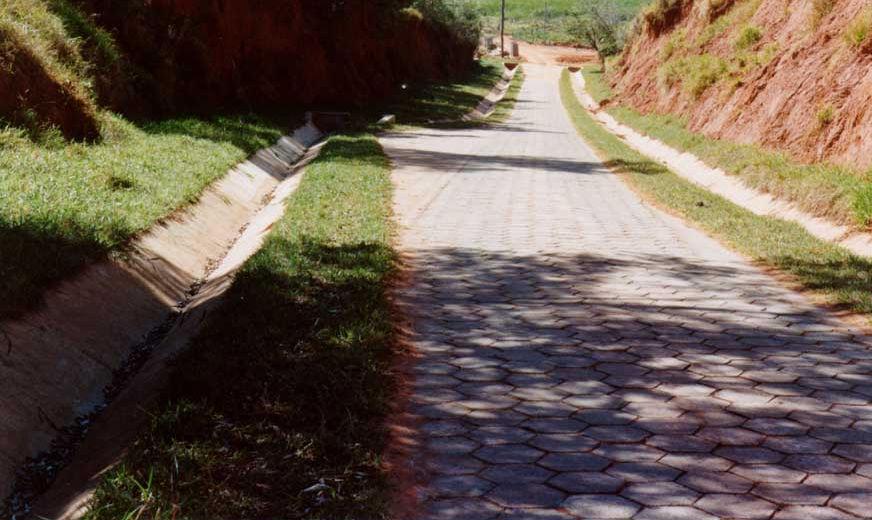 (Antes) Sarjetas e pista de