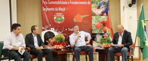 Abertura da Safra da Maça Brasileira 2011/2012 Fotos: Evandro Novak Governo do Estado apresenta medidas para proteger safra de 2013 durante o início da colheita da maçã em Fraiburgo, na manhã de 10