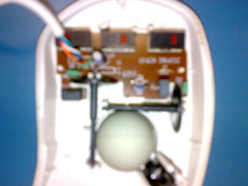 de reutilizar o sensor infravermelho de mouses seriais antigos (de bolinha ), e aceitamos a sugestão. Desmontamos o mouse para obter o sensor.