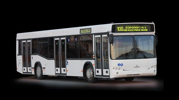 MAZ 103 Autocarro para transporte de passageiros urbanos, com sistema de rebaixamento junto da beira do passeio para permitir um fácil acesso.