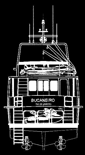 Entre os dois robustos motores MWM a diesel de seis cilindros (que desenvolvem 182 cv cada, equipados com turbocompressores e after cooler) há uma bancada com morsa, acessório padrão muito útil para