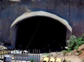 11 m 20,5 m 3) Entrada do Túnel 3) Saída do Túnel 4) Estrutura marítima: A Companhia concluiu aproximadamente 75% da dragagem, avançou