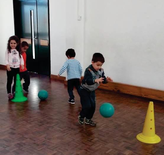 Imagem 14 Terceira estação: lançar por baixo uma meia de areia ao alvo Imagem 15 Quarta estação: drible com bola 4.5.4 Análise e reflexão da 2.