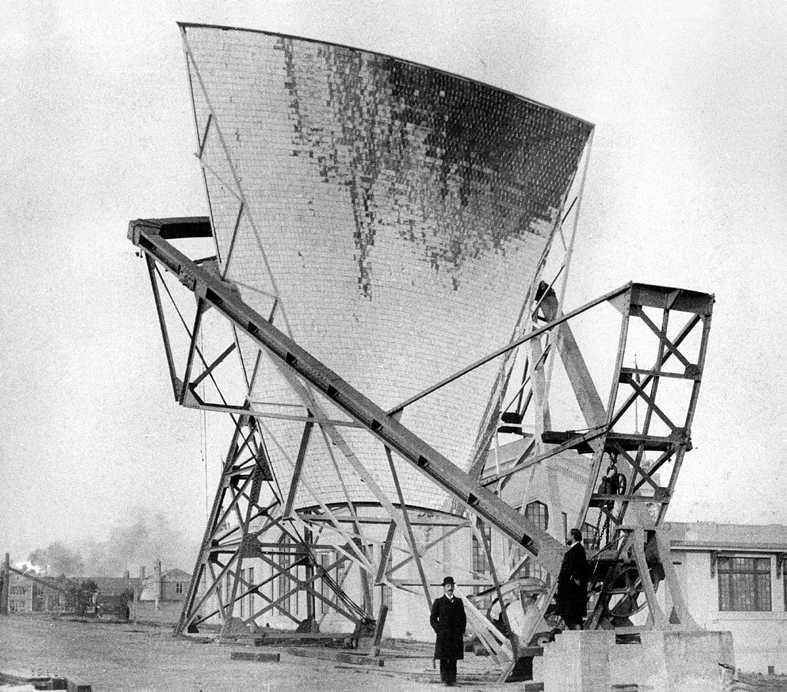 Pdre Mnuel A. Gomes junto o seu Pirelióforo presentdo n Exposição Universl de Sint Louis, em 1904, onde foi glrdodo com o Grnde Prémio. (50 m2; ~3800ºC).