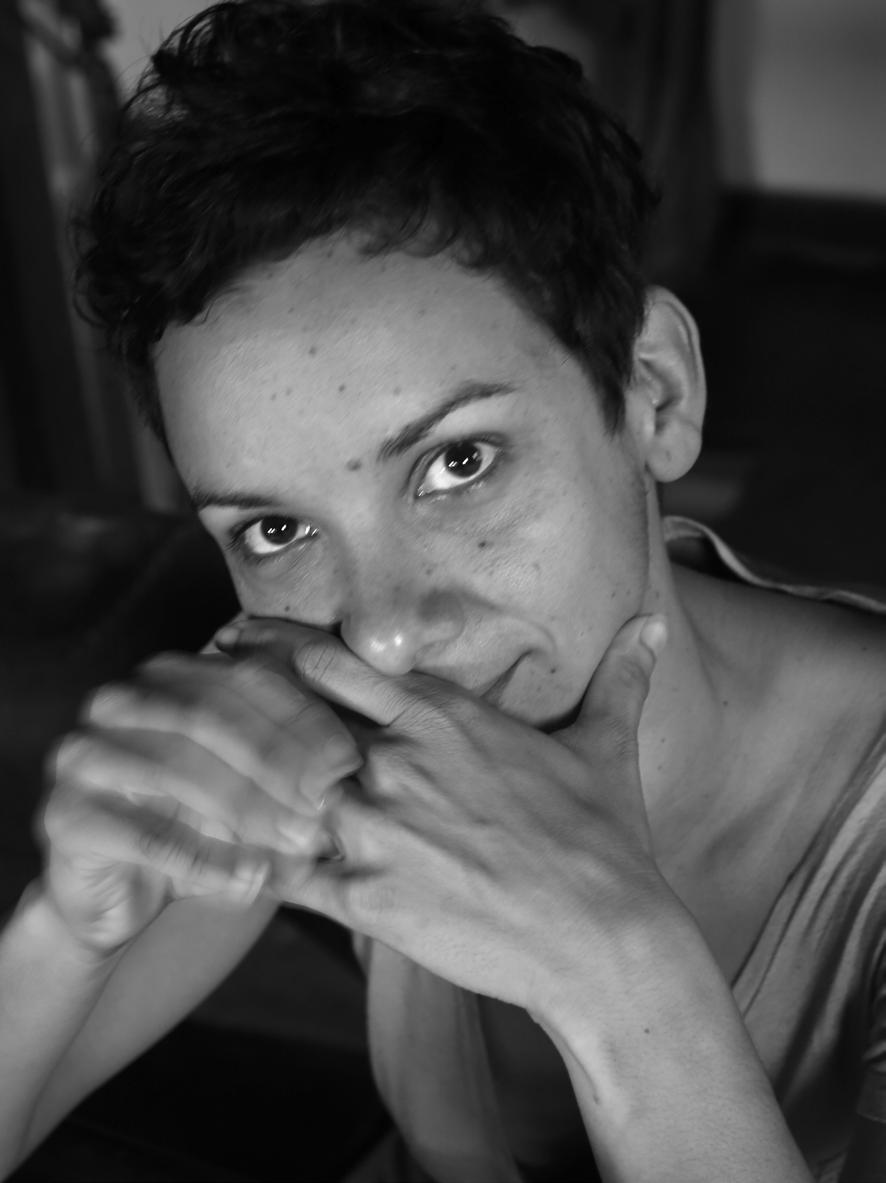 Bárbara Wagner nasceu em Brasília em 1980. Sua prática em fotografia está centrada no corpo popular e suas estratégias de subversão e visibilidade entre os campos da cultura pop e da tradição.