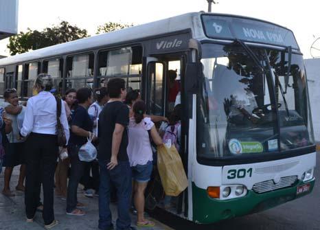 Gerais Quarta-feira, 25 de setembro de 2013 5 Denúncia Mesmo com GPS em ônibus, mudanças bruscas em itinerários ainda é uma realidade População reclama que mudança em linhas de ônibus prejudica o