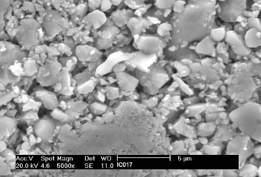 19: Micrografia por MEV de IC017 in bulk (Fator de ampliação: 5000x,