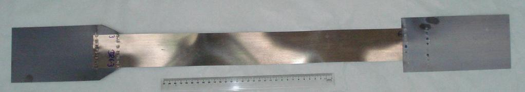 Figura 5.9 Corpo de prova (amostra 50 x 600 x 0,27) com abas de aço Si recozido de aproximadamente 160 x 100 x 0,27 mm 5.4 Amostragem A microestrutura das amostras foi avaliada após a descarbonetação.