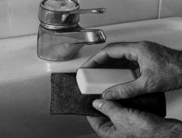 - Quitar y lavar el prefiltro con agua y jabón. - Tirar e lavar o prefiltro com água e detergente. - Asciugare il prefiltro.