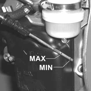 Make sure that it is at max with engine on level surface. Controllare che il livello sia al massimo, con il motore in piano. Verifier que le niveau soit au maximum avec le moteur en plan.