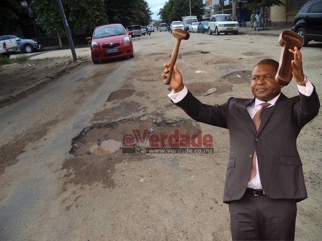 A promessa do Presidente Filipe Nyusi de não descansar enquanto não tiver um país sulcado de vias de acesso transitáveis é cada vez mais uma miragem.