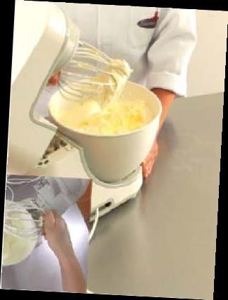 Modo de Preparo Nata para Cobertura: 1.Colocar na tigela da batedeira a Nata (creme de leite pasteurizado com teor de gordura minima de 35%) recém tirada da geladeira.