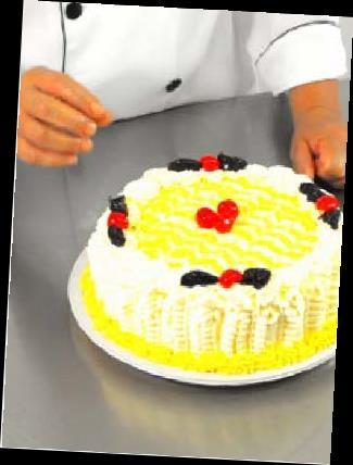 Decoração da Torta Marta Rocha: (continuação) 8.Agora com o bico pitanga e com a manga de confeitar com a nata ou chantilly, vamos fazer o acabamento da parte superior, fazendo pitangas, ou bolinhas.