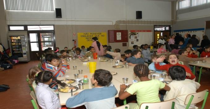 Escola Pública Os dispositivos municipais de apoio social escolar e o fornecimento dos refeitórios escolares municipais continuam a merecer o melhor dos acompanhamentos, bem como o fornecimento de