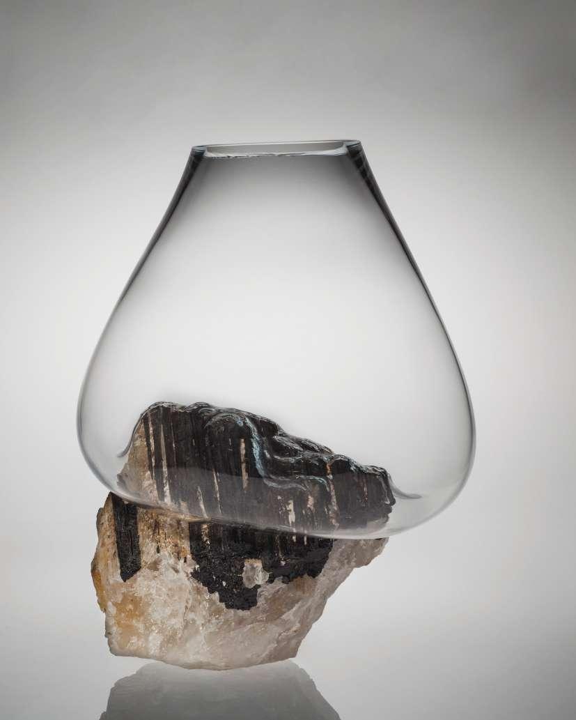 Vaso QUARTZO E TURMALINA, 2017 Vidro soprado, cristal quartzo com trumalina