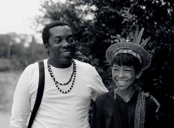 Setembro 1989 Milton Nascimento com Benki na comunidade Ashaninka no Rio Amônea, Alto Juruá, Acre, em viagem que resultou no CD Txai, em