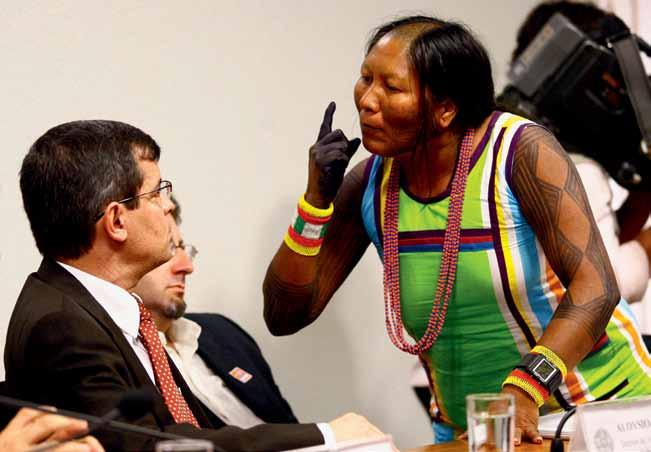 December 2009 Tuíra Kayapó, 20 years after the 1st Altamira Encounter, warns Funai s representative about the adverse impacts of building the Belo Monte lant, on the Xingu River, ará, at a Federal