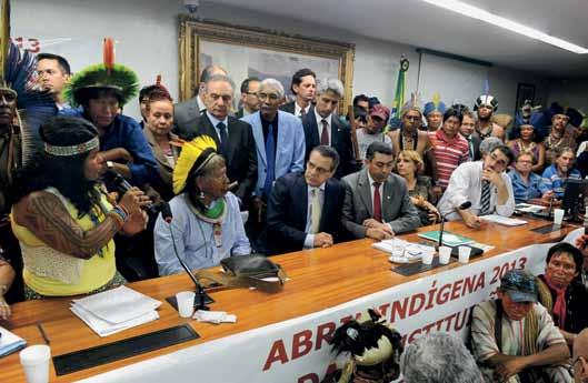 Abril 2013 Indígenas de várias etnias protestam no plenário da Câmara dos Deputados, em Brasília, contra as ameaças de retrocesso dos seus direitos.
