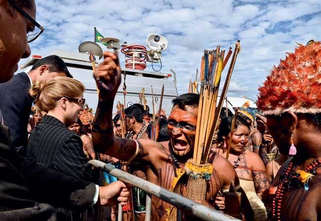 Abril 2013 Davi Kopenawa, do povo anomami, recebe o rei Harald V, da Noruega, na sua comunidade Watoriki (ou Demini, no Amazonas.