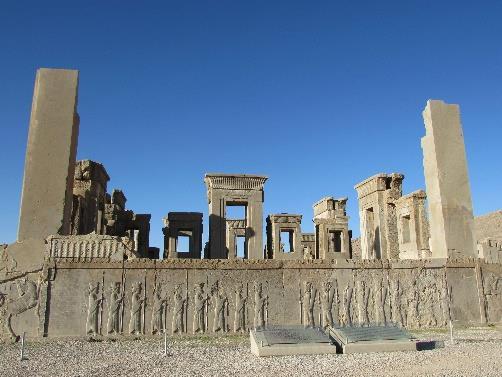 Visita a Pasargadae, a mais antiga capital Persa, do império Aqueménida, fundada por Ciro II, em 546 a.c. Hoje, encontramos as ruínas da mais pura arquitectura da época com cerca de 160 hectares, sendo o túmulo do seu fundador a principal atracção.