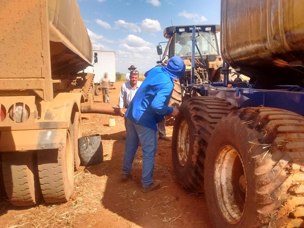 A carreta aplicadora estaciona ao lado da