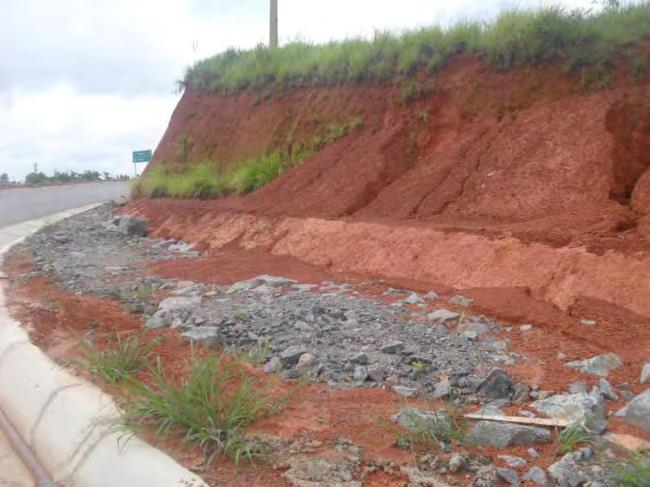 Foto 09: Acesso para Estação de Transbordo de Cargas, notar solo exposto e feições de erosão.