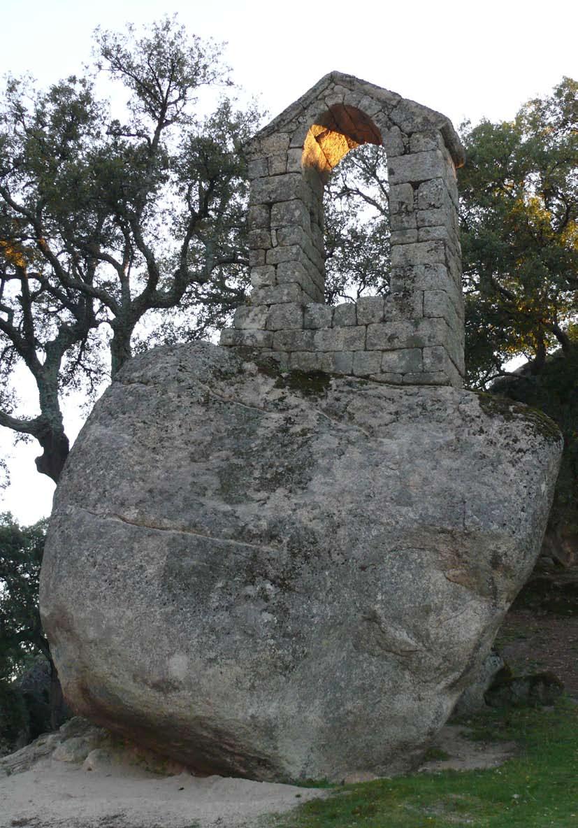 Observam diversas formas graníticas características de uma paisagem do tipo caos de blocos. No Castelo Templário leêm a paisagem a 360º.