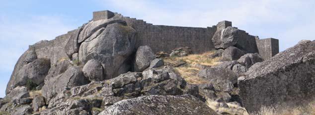 Quanto a Castelos e Fortificações podem visitar-se nove: Fortaleza de Castelo Branco, Ruínas do castelo de Idanha-a-Nova, Cerca