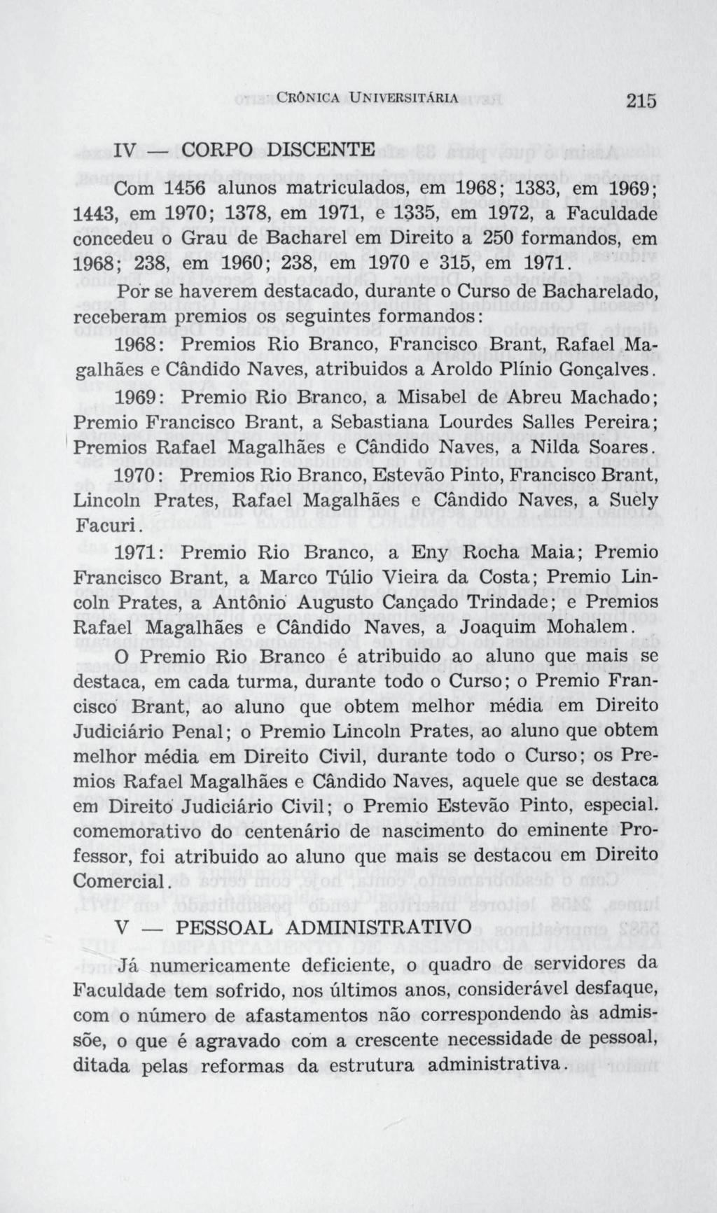 IV _ CORPO DISCENTE Com 1456 alunos matriculados, em 1968; 1383, em 1969; 1443, em 1970; 1378, em 1971, e 1335, em 1972, a Faculdade concedeu o Grau de Bacharel em Direito a 250 formandos, em 1968;