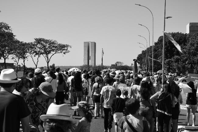 Figura 4.5. Milhares de pessoas se manifestam na Esplanada dos Ministérios. nível federal. Volumes e espaços marcam o seu caráter formal.