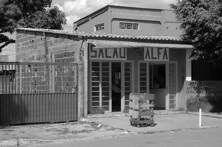 É claramente legível como um bairro distinto nas cercanias do Plano Piloto e dificilmente poderia contrastar mais com ele.