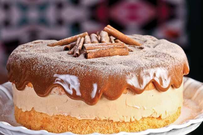 banana caramelada e ﬁnalizado com doce de leite, açúcar e canela.