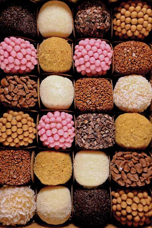 BRIGADEIROS GOURMET Nossos brigadeiros dispensam legendas, são únicos, cremosos e 100% artesanais. *Consulte sabores.