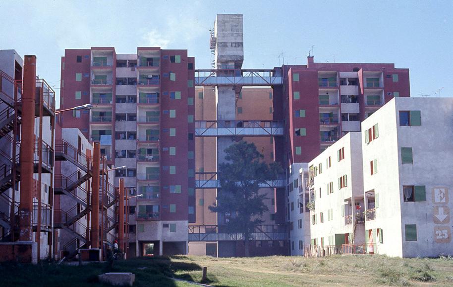 Conjunto Habitacional Moron (concurso: 1970), localizado na parte ocidental da cidade de Buenos Aires, foi o resultado de um plano de financiamento do Estado para erradicação de favelas, sendo