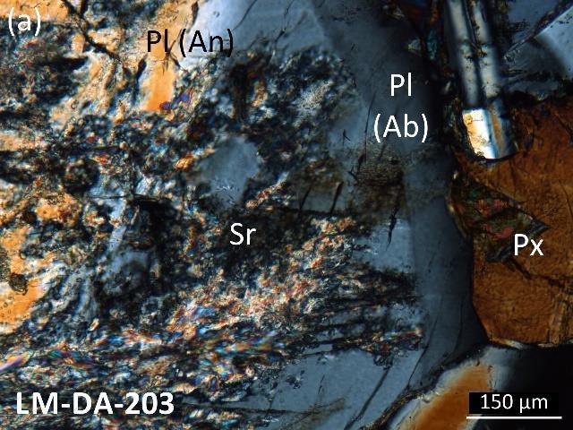 67 cristais de anfibólio também puderam ser identificados em regiões de contato entre plagioclásios e piroxênios.