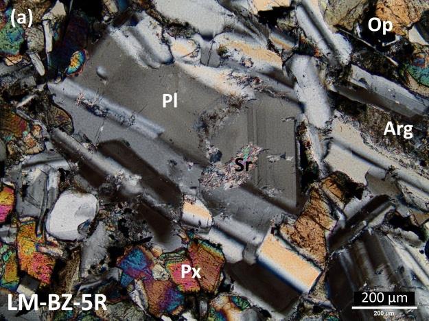 69 por inclusões de magnetita e apresentam zoneamento composicional facilmente detectável por meio de microscópio óptico (figura 6.19b).