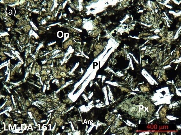 70 As investigações promovidas em MEV e EDE detectaram numerosas inclusões de sulfetos e magnetita nos cristais de piroxênio e plagioclásio