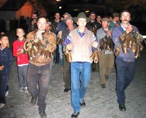 fazer a festa da Nossa Sra. Da Guia, conhecida como padroeira dos emigrantes.