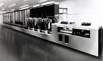 EVOLUÇÃO 1937: primeiro computador eletromecânico: MARK I construído na Universidade de Harvard, pela equipe do professor H. Aiken Ajuda financeira da IBM: US$ 500.
