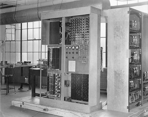 1946-1957: A VÁLVULA A VÁCUO 1948: EDVAC - Eletronic Discrete Variable Computer (Computador Eletrônico de Variáveis Discretas) Primeiro computador