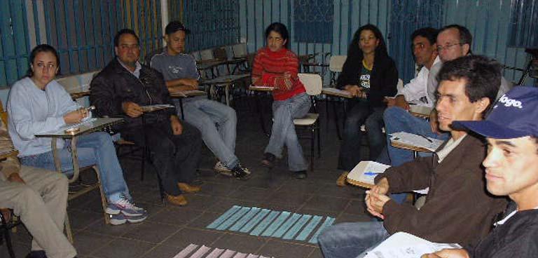 Figura 1 - Reunião pública no bairro Nova Viçosa, em 14/11/2006. Fonte: fotografia de Ítalo Stephan. Etapa 1: preparação do processo. Esta etapa envolveu: a.