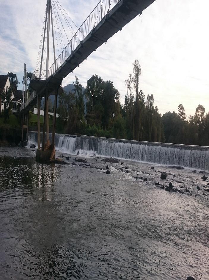 localizado no centro da cidade, com uma grande circulação de pessoas diariamente, é caracterizado por ter uma ponte que permite o