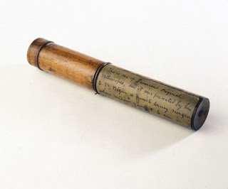 Estetoscópio Em 1816 foi inventado o primeiro estetoscópio utilizando um longo tubo de papel laminado para canalizar o som do