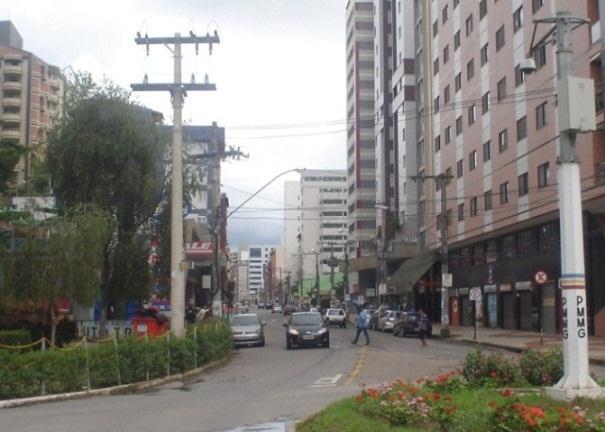 rua. acesso aos moradores dos edifícios.