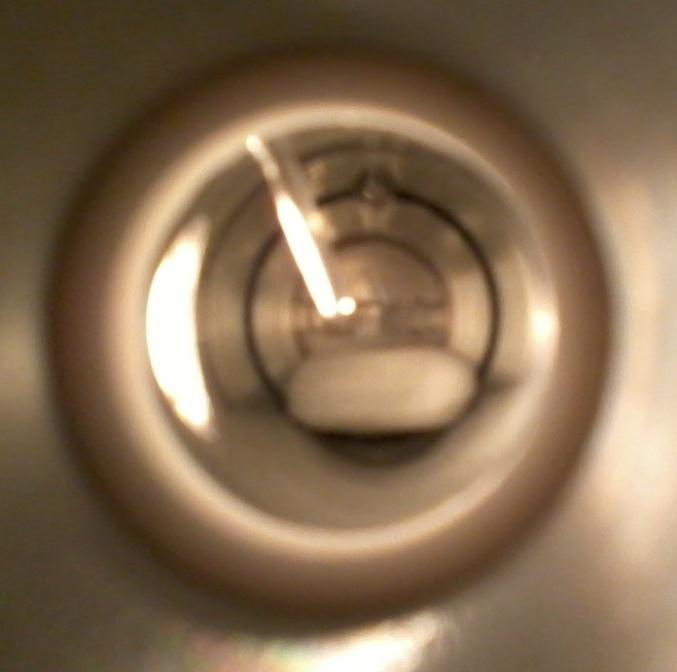Em frações molar de CO 2 de até 0,5, percebe-se nitidamente a formação de uma bolha na parte superior da célula de equilíbrio, conforme mostrado pela figura abaixo: Figura 9: Vista da célula de