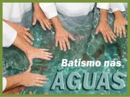 O BATISMO NAS ÁGUAS O batismo nas águas é uma confissão pública de uma pessoa diante de Deus, diante do ministro da igreja e de várias testemunhas, reconhecendo e declarando que Jesus Cristo é o seu