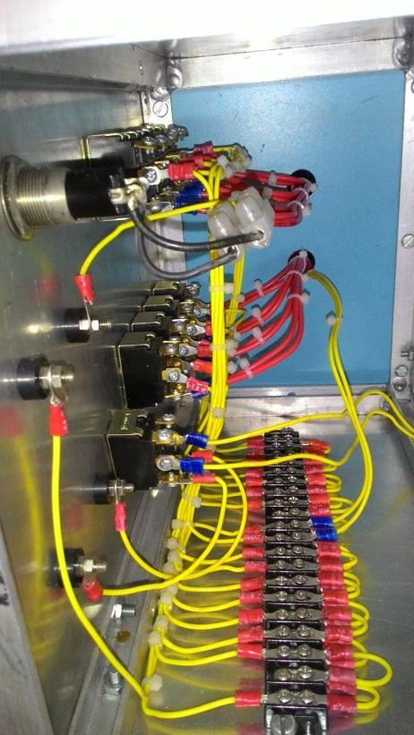 Figura 23 Painel com micro chaves Ligação elétrica CONCLUSÕES A "Mesa Pneumática de Testes" foi criada a partir de uma necessidade específica, durante seu desenvolvimento, foram sendo descobertas