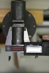 47 Os testes foram realizados na máquina Instron modelo 4457. A máquina dispunha de duas pinças, sendo uma superior e uma inferior.