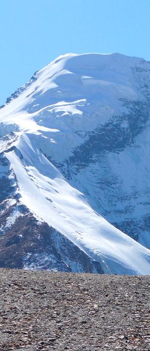 O VALE MARKHA VALLEY O vale Markha, para além de oferecer uma boa oportunidade de desfrutar da serenidade dos Himalaias, constitui também um desafio, cruzando o colo de Kongmaru La aos 5130m de