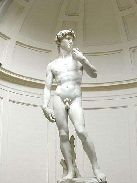 Um bom exemplo é o David de Michelangelo.